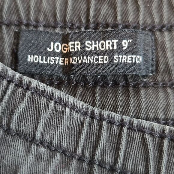 Hollister Black Cargo Shorts with Relaxed Fit, SIZE LARGE - Picture 2 of 6